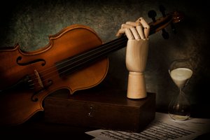 Violin og timeglas af Raffaele Corte