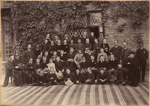 Grundskoleklasse, Bishop Cotton School, Shimla (forside) af Raja Deen Dayal