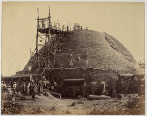 Sanchi stupa fra sydvest under reparationer af Raja Deen Dayal