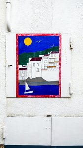 Maleri på en dør til en vand- og elmåler.
Cadaques, 2018 (foto) af Raymond Bonnefon
