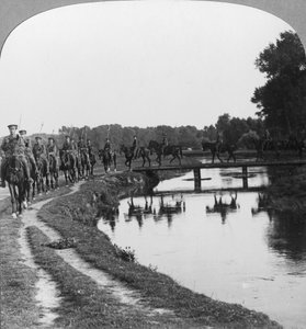Et regiment af Allenbys kavaleri bag linjen, Ypres, Belgien, Første Verdenskrig, c1914-c1917. af Realistic Travels Publishers