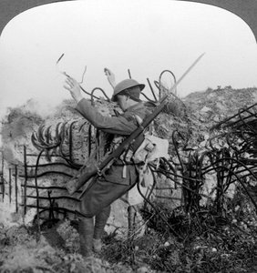 En soldat udløser en fælde, Første Verdenskrig, 1914-1918.