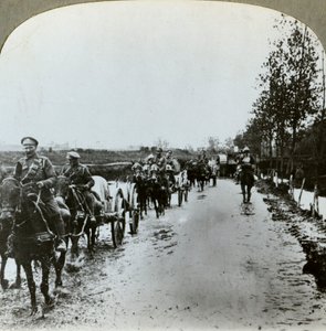 Artilleri på vej gennem mudder til Gommecourt, Frankrig, Første Verdenskrig, c1914-c1918 af Realistic Travels Publishers