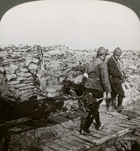 Belgiske bårebærere, der bærer sårede i en skyttegrav, Dixmude, Belgien, Første Verdenskrig, 1914-1918. af Realistic Travels Publishers