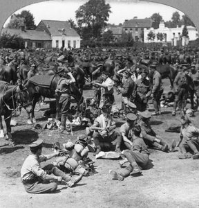 Britiske kavaleritropper hviler i en fransk landsby, Første Verdenskrig, c1914-c1918 af Realistic Travels Publishers