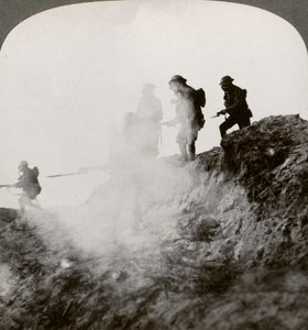 Britiske soldater rykker frem i ly af gas og røg, Frankrig, Første Verdenskrig, 1916 af Realistic Travels Publishers
