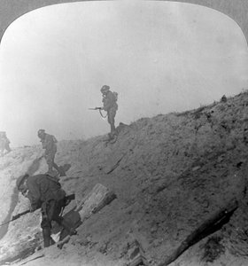 Britiske tropper rykker frem gennem gas, Passchendaele, Ypres, Belgien, Første Verdenskrig, c1914-c1918 af Realistic Travels Publishers