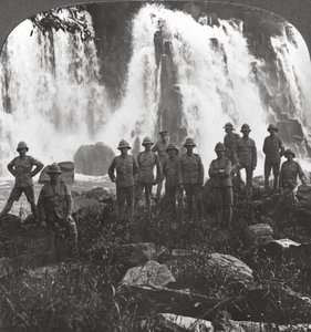 Britiske tropper forfrisker sig ved et vandfald, Afrika, Første Verdenskrig, c1914-c1918 af Realistic Travels Publishers