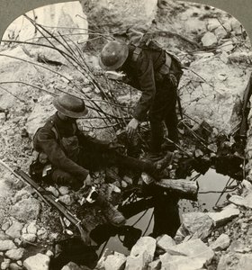 Giver vand til en såret ven, Hooge, Ypres, Belgien, Første Verdenskrig, 1914-1918. af Realistic Travels Publishers