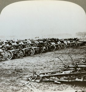 Hundredvis af tyske kanoner erobret ved Couralette, Frankrig, Slaget ved Somme, Første Verdenskrig, 1916 af Realistic Travels Publishers