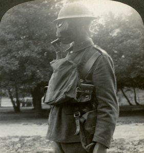 Infanteri udstyret med de nyeste gasmærker og stålhjelme, Første Verdenskrig, 1915-1918. af Realistic Travels Publishers
