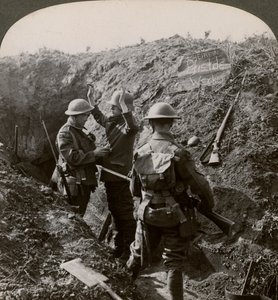 Afhøring af en tysk fange for at få oplysninger, Første Verdenskrig, 1914-1918. af Realistic Travels Publishers