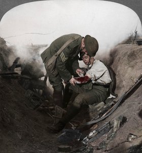 Soldat, der modtager førstehjælp fra en sergent i en saft, Slaget ved Peronne, Første Verdenskrig, 1914-1918 af Realistic Travels Publishers