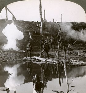 Soldater krydser floden Ancre, Slaget ved Somme, Frankrig, Første Verdenskrig, 1916. af Realistic Travels Publishers