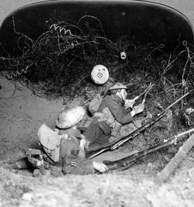 Soldater skærer gennem pigtrådsforsvar, Oppy, Frankrig, Første Verdenskrig, 1914-1918.