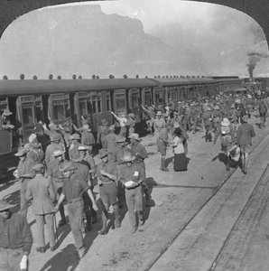 Soldiers of the Wiltshire Rifles stiger ombord på et tog, Cape Town, Sydafrika, Første Verdenskrig, c1915 af Realistic Travels Publishers