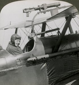 Sopwith Scout med fotografisk pistol monteret på den øvre fløj, Første Verdenskrig, 1914-1918. af Realistic Travels Publishers