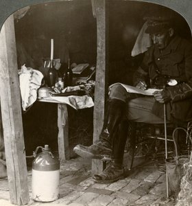 Stabsofficer i en udgravning studerer detaljer før en offensiv, Første Verdenskrig, 1914-1918 af Realistic Travels Publishers