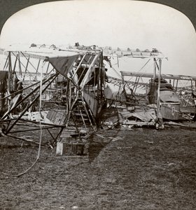 Vrag af et tysk bombefly, der forsøgte at bryde gennem luftforsvaret, Første Verdenskrig, 1914-1918. af Realistic Travels Publishers
