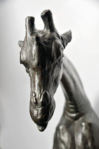 Stor giraf med sænket hoved, modelleret 1909-10, støbt før 1913 (bronze) (se også 3084917-43) af Rembrandt Bugatti