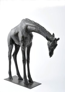 Stor giraf med sænket hoved, modelleret 1909-10, støbt før 1913 (bronze) (se også 3084917-43) af Rembrandt Bugatti