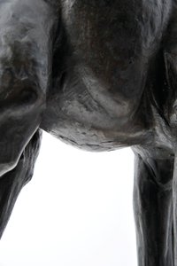 Stor giraf med sænket hoved, modelleret 1909-10, støbt før 1913 (bronze) (se også 3084917-43) af Rembrandt Bugatti