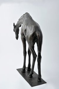 Stor giraf med sænket hoved, modelleret 1909-10, støbt før 1913 (bronze) (se også 3084917-43) af Rembrandt Bugatti