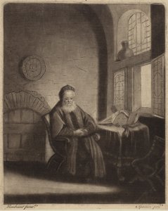 En ældre skægget filosof sidder ved et skrivebord foran et vindue af Rembrandt van Rijn