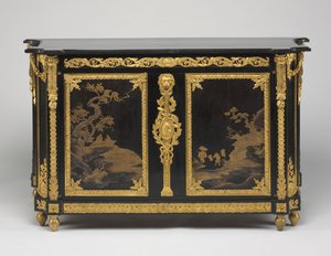 Kommode (kommode), ca. 1765-1770 (ibenholtsfiner med japanske lakpaneler, forgyldte bronzebeslag og marmorplade) af Rene Dubois
