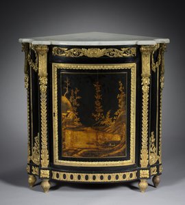 Hjørneskab, ca. 1765-1770 (ibenholtsfiner, japansk lak, forgyldte bronzebeslag) af Rene Dubois