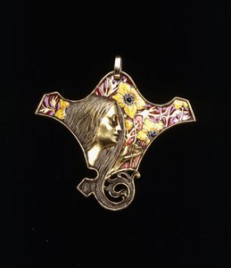 Et vedhæng forestillende en ung jomfru af Rene Jules Lalique
