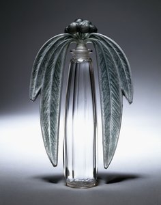 Bouchon Eucalyptus, nr. 507, ca. 1919 (klart, matteret og grønt farvet glas) af Rene Jules Lalique