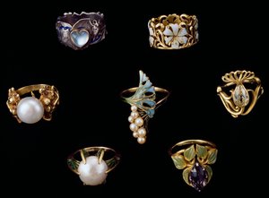 Guld, sølv og kobber ringe med emalje, opal, perler, ametyster og brillanter af Rene Jules Lalique
