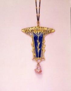 Vedhængsbroche og kæde (emalje, elfenben, guld og perle) af Rene Jules Lalique