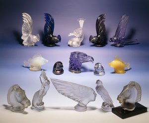 Forskellige glasbilmaskoter (af fugle, fisk, heste og et menneskehoved) af Rene Jules Lalique