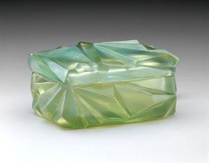 "Ruba Rombic" cigaretæske, ca. 1929 (opaliserende glas) af Reuben Haley