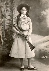 Annie Oakley med en riffel af Richard Kyle Fox