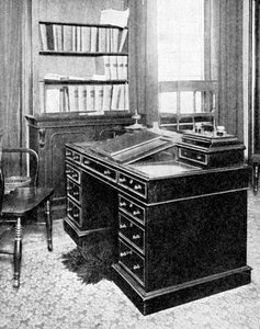 Stol og skrivebord af Charles Dickens, brugt i Gadshill, 1923.