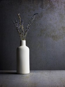 Minimalistisk lavendel-stilleben