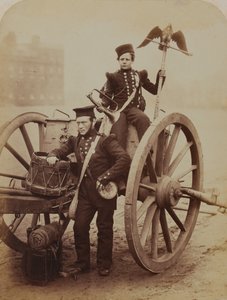 Trompetisterne Gritten og Lang, Royal Artillery, 1856 (sepia-foto) af Robert Howlett