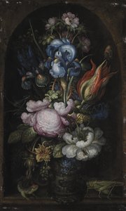Buket blomster i en stenniche