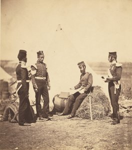 Kaptajn Walker fra 30. regiment læser generelle ordrer. af Roger Fenton