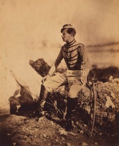 Kaptajn Thomas, aide-de-camp for general Pierre Bosquet, siddende fuldlængde portræt i uniform med sværd, Krimkrigen, Krim, Ukraine af Roger Fenton