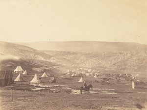 Kavalerilejr, Balaklava, med udsigt mod Sebastopol-plateauet. af Roger Fenton