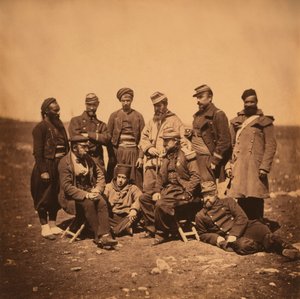 fransk general Cisse og gruppe af officerer og soldater, portræt i forskellige stilarter af uniformer; en Zouave står til venstre, Krimkrigen, Krim, Ukraine af Roger Fenton