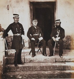 Generalmajor Henry Frederik Lockyer og to af hans stab fra et album med 52 fotografier forbundet med Krimkrigen, 1855 af Roger Fenton
