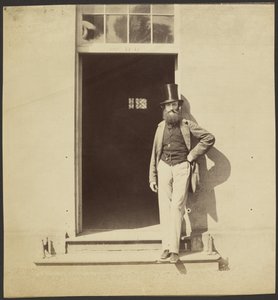 Mand stående i en døråbning ved Hythe Kaserne af Roger Fenton