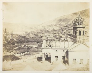 Den russiske kirke og byen Balaklava af Roger Fenton