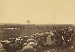Prøver geværet før dronningens ankomst. af Roger Fenton