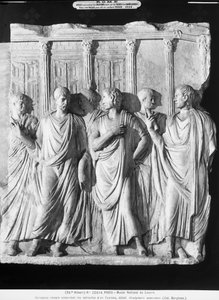 En gruppe senatorer uden for Jupiters tempel (marmor) (se 261376 og 261377) af Roman